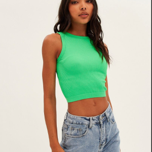 Effortless Style: Green Tank Top with Seamless Crew Neck