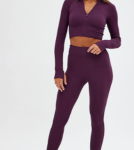 Seamless Activewear: Black Zip-Up Top for Fashionable Fitness