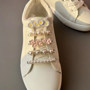 5pcs Heart & Flower Design Shoe Decoration, White And Pink Zinc Alloy Fashionable Accessories For Clogs And Slides