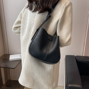 This year's popular small bag female spring and summer Hundred 2023 new fashion shoulder crossbody bag explosion mother bucket bag