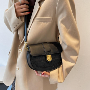 Senior sense of retro French shoulder bag female spring 2023 new fashion niche saddle bag hundred crossbody small bag