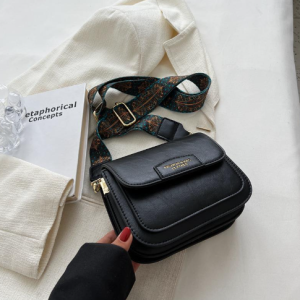 Autumn and winter texture small bag 2022 new women's popular retro hundreds of crossbody bag senior sense of super fire small square bag